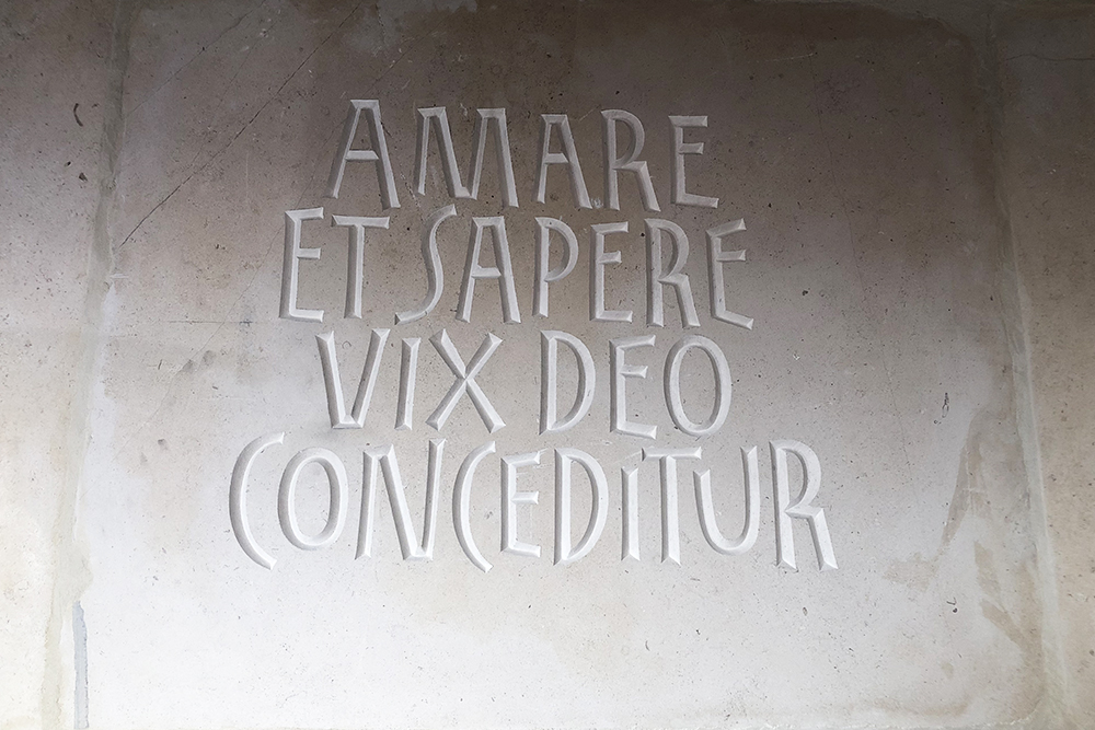 Spreuk - tekst in steen - belettering - kalligrafie op steen - Immanuel Corbillon - Steenhouwer