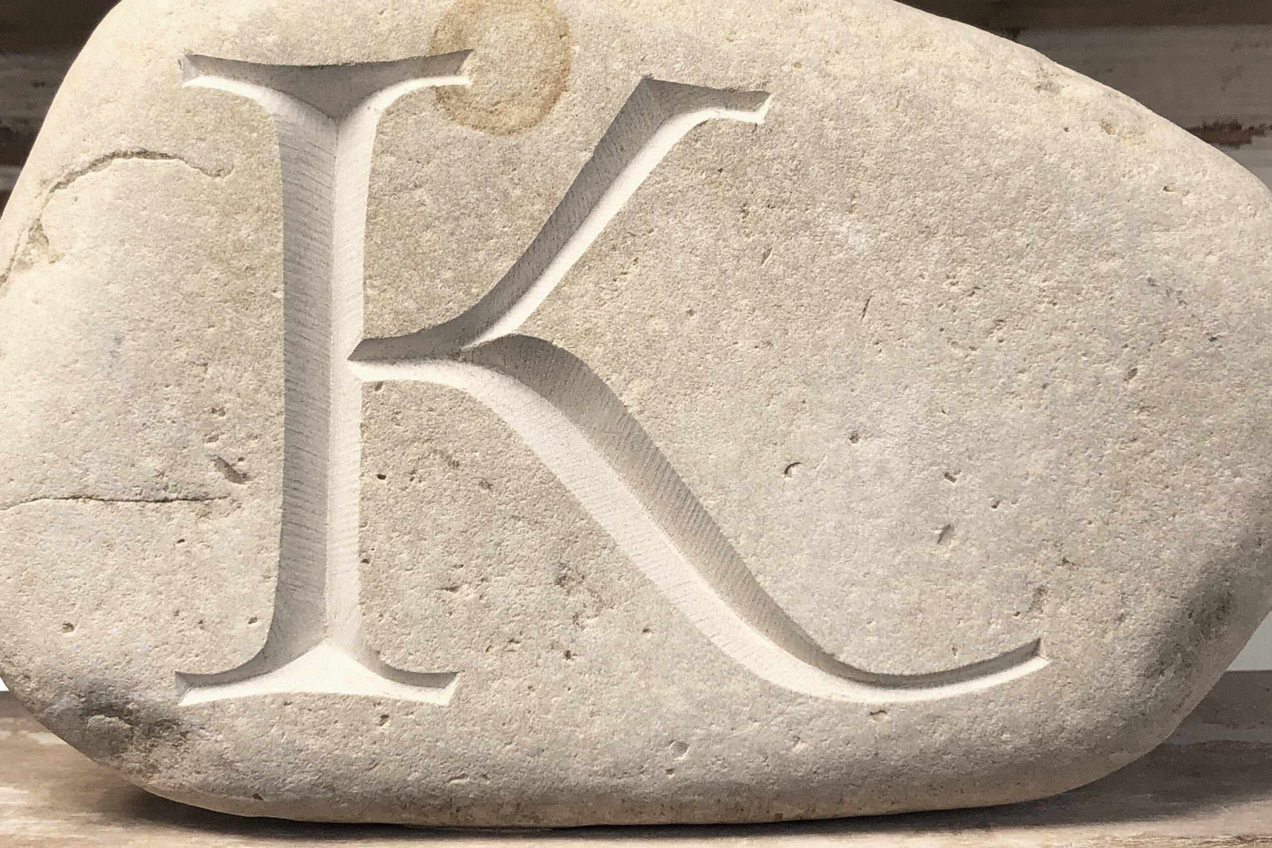 De lettercommerce - Tekst in steen - grafstenen Brugge - letterkei - geboortesteen